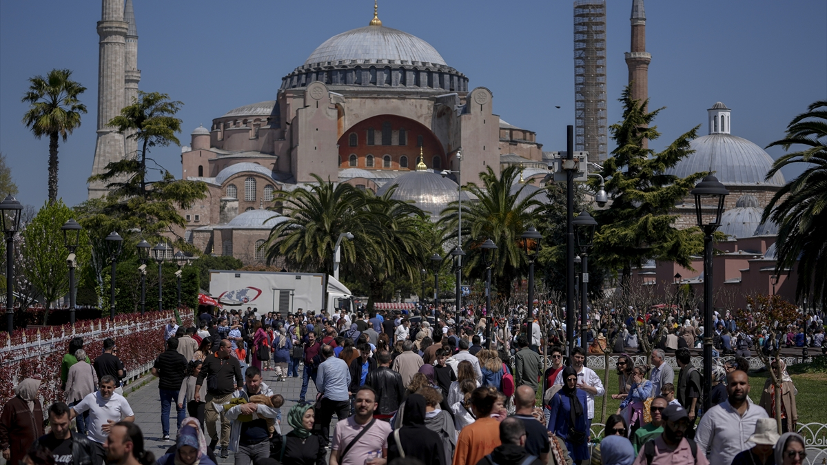 Kalabalıktan camilere girilemedi! Bayramda İstanbul'a gelenler tarihi yarımadada gezdi