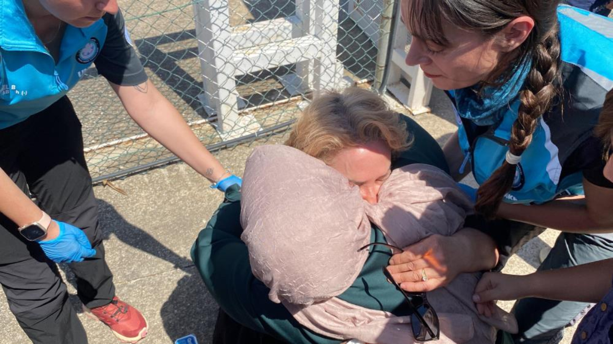 Antalya'da 21 saat havada mahsur kalan kadın, yere iner inmez toprağı öptü