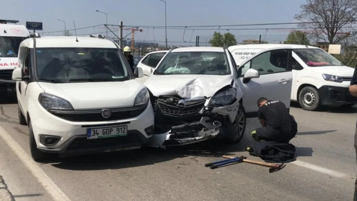 Bursa'da direksiyon başında bilincini kaybeden sürücü 3 otomobile çarptı