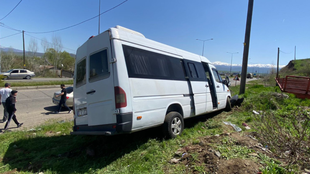 Bingöl'de minibüs ile otomobil çarpıştı: 7 yaralı