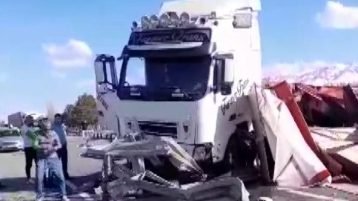 Erzurum karayolunda tır devrildi, yol uzun süre ulaşıma kapandı