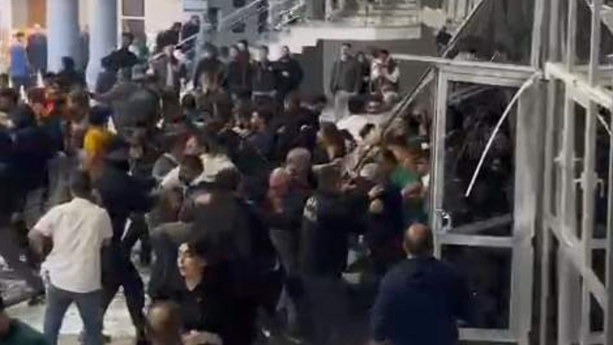 İranlı şarkıcı Moein Van'da konser verdi! İzdiham yaşandı