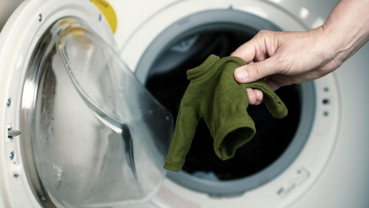 Makinede çeken kıyafetleriniz eski haline gelecek! Sadece iki kaşık eklemek yetiyor…