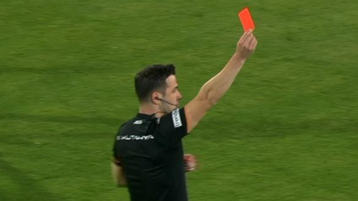 Fatih Tekke, Galatasaray maçında kırmızı kart gördü