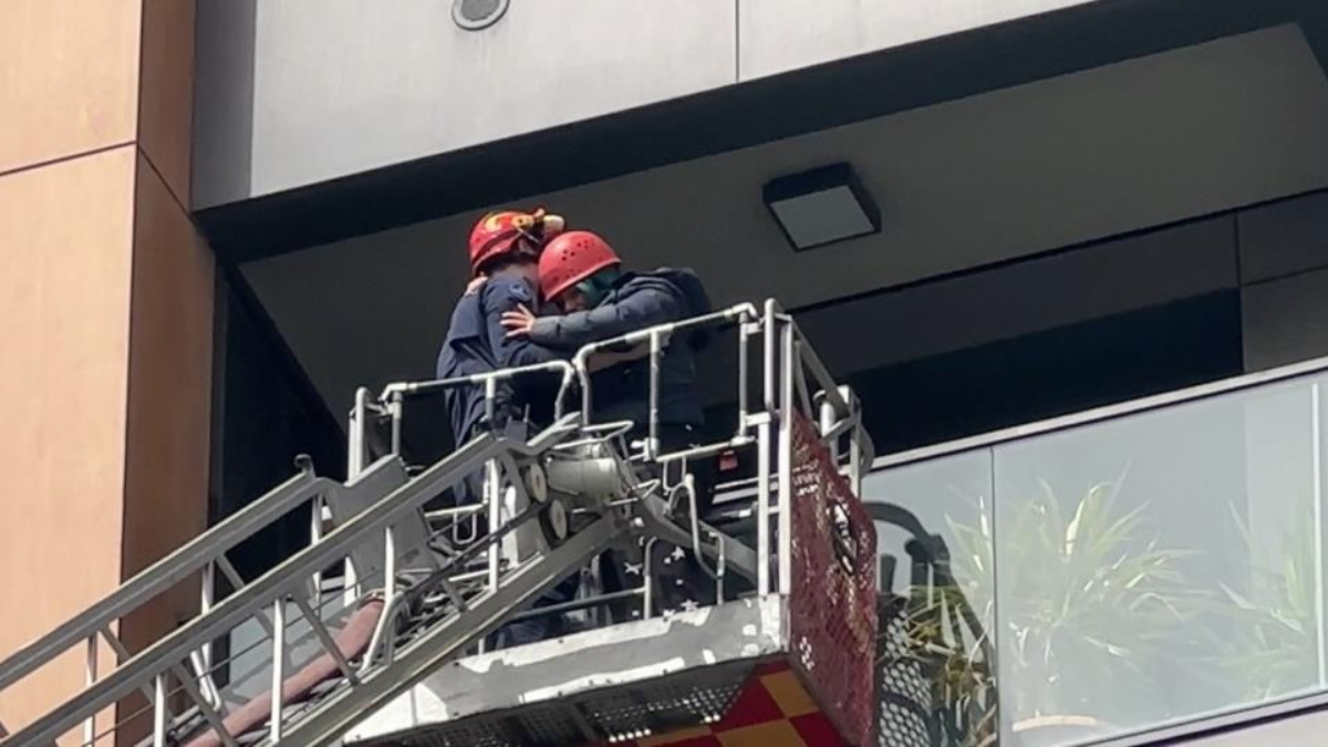 İstanbul’da sigara içerken kilitli kalan kızı kurtarma operasyonu: Kendi haline güldü