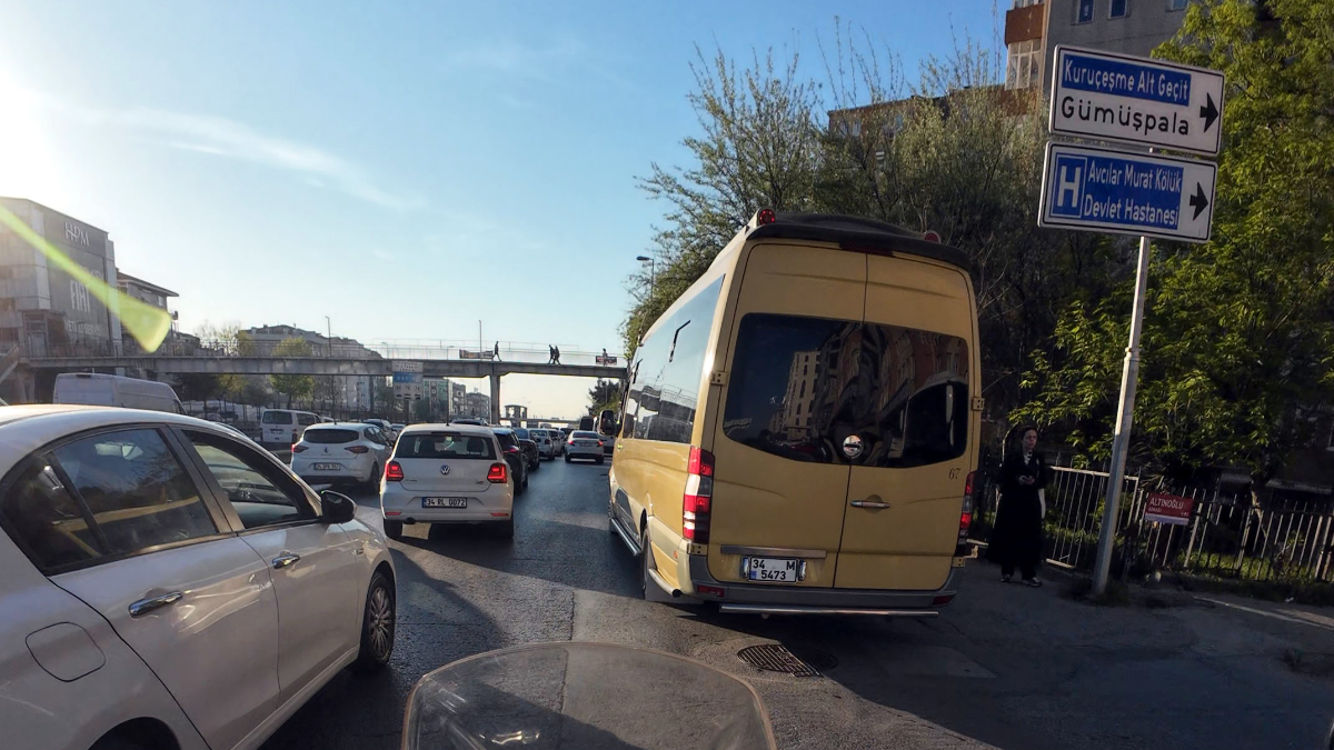 İstanbul'da minibüsün kaldırımdan gittiği anlar