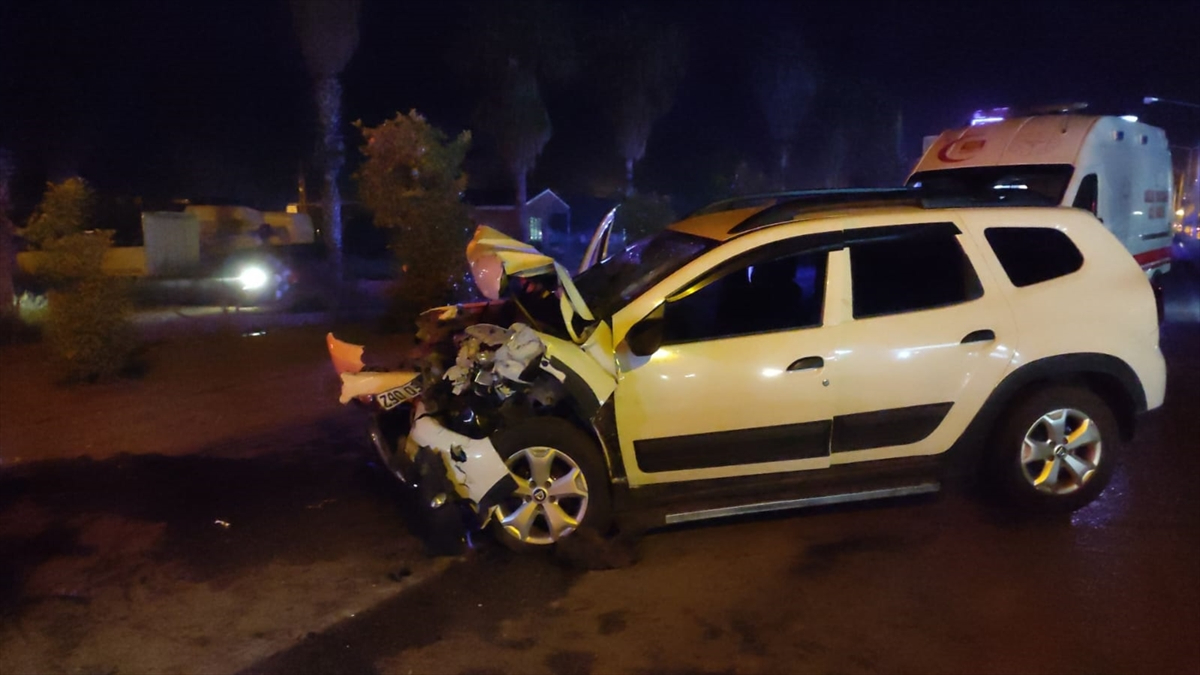 Adana'da kamyonete çarpan otomobilin sürücüsü ağır yaralandı