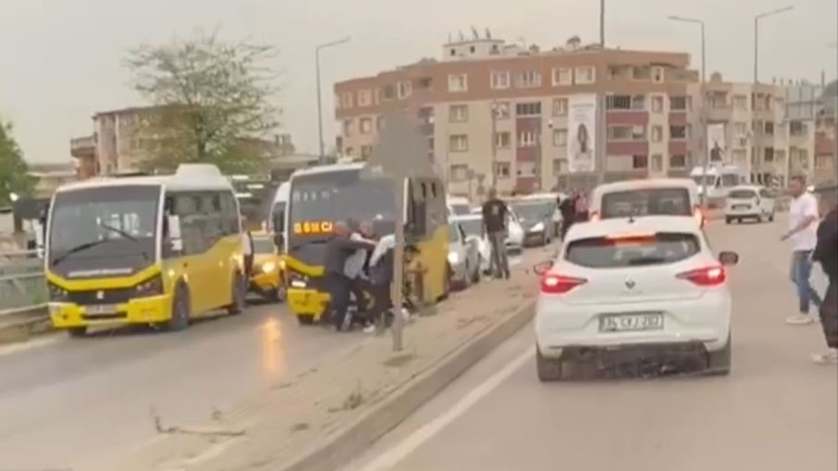 Bursa'da minibüs şoförleri yol verme kavgasına tutuştu