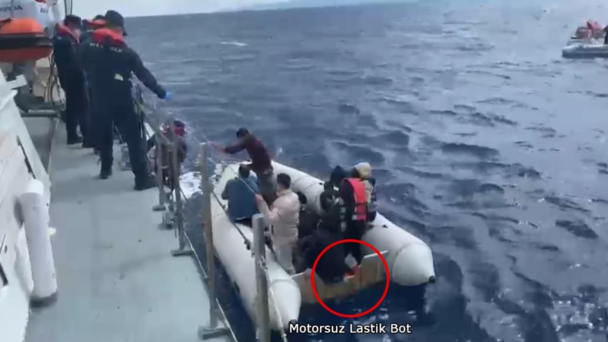 Yunanistan'ın ölüme terk ettiği göçmenleri Türk Sahil Güvenlik kurtardı