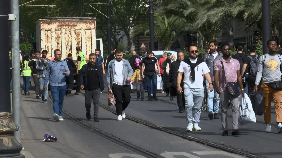 İstanbul'da tramvay arızalanınca yolcular raylarda yürümek zorunda kaldı