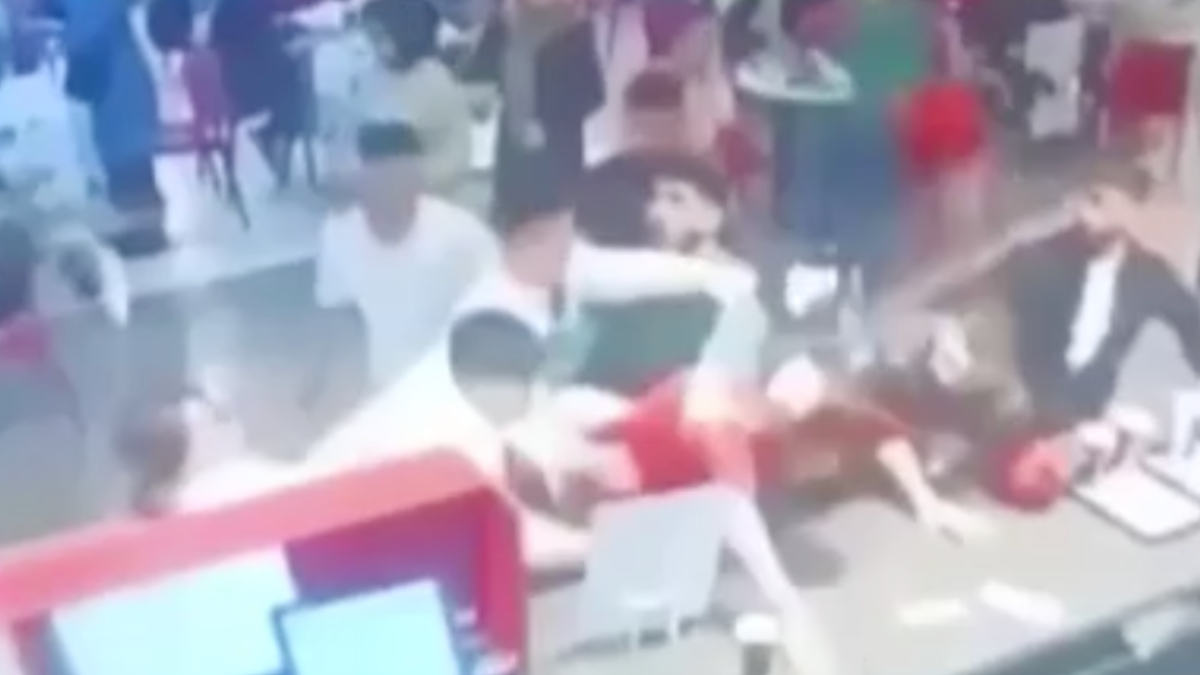 İstanbul'da yemeğini beğenmedi Arkadaşları garsonu dövdü