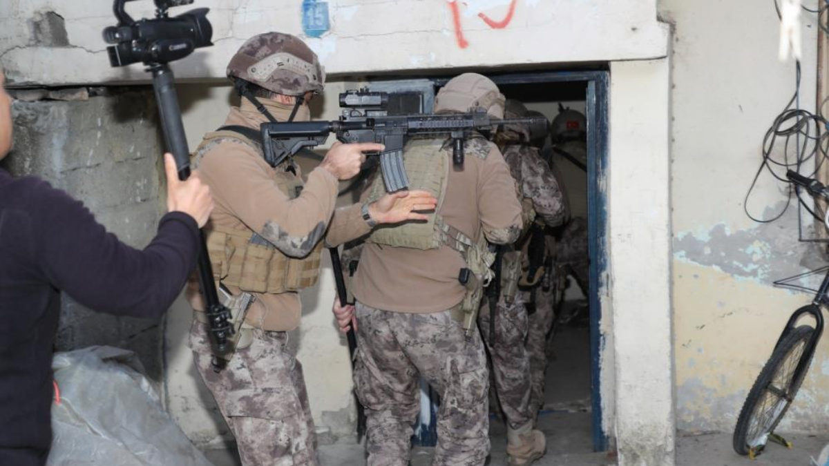 Mersin'de evde patleme işi dolandırıcılığı: 19 gözaltı