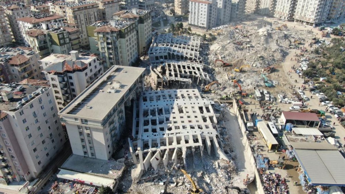 Hatay'da saniyeler içinde enkaza döne Rönesans Rezidans'ın yıkılışını unutamıyor
