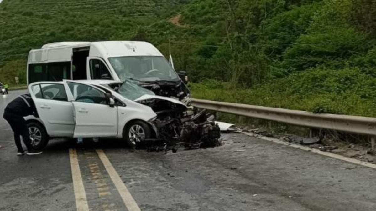 Arnavutköy'de minibüs ile otomobil çarpıştı 1 ölü 7 yaralı