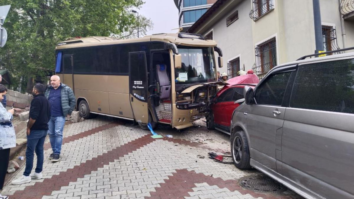 Üsküdar'da öğrenci servisi kaza yaptı