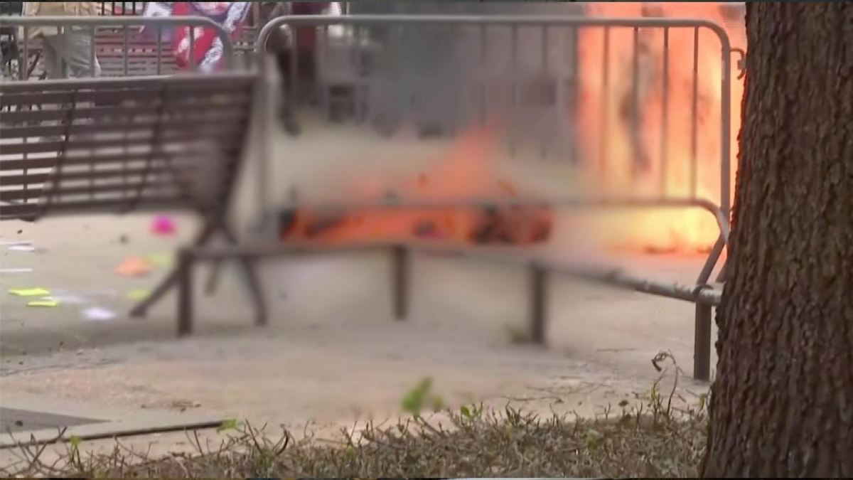 Trump yargılanırken bir kişi kendisini ateşe verdi