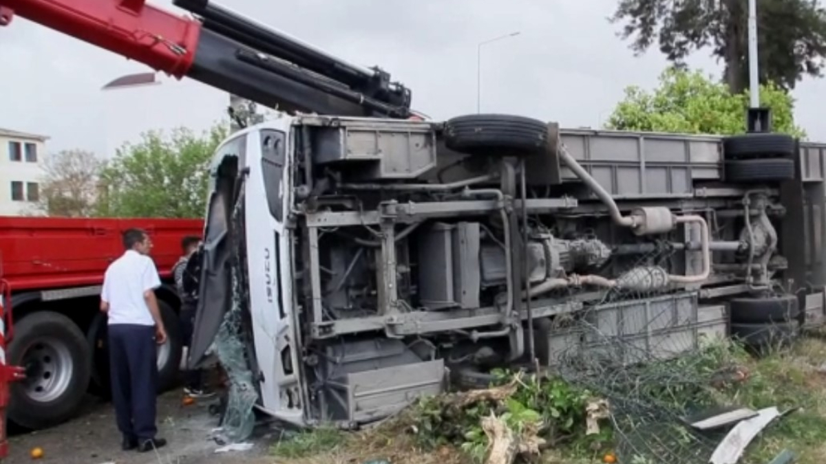Antalya’da otel servis aracı devrildi: 19 yaralı