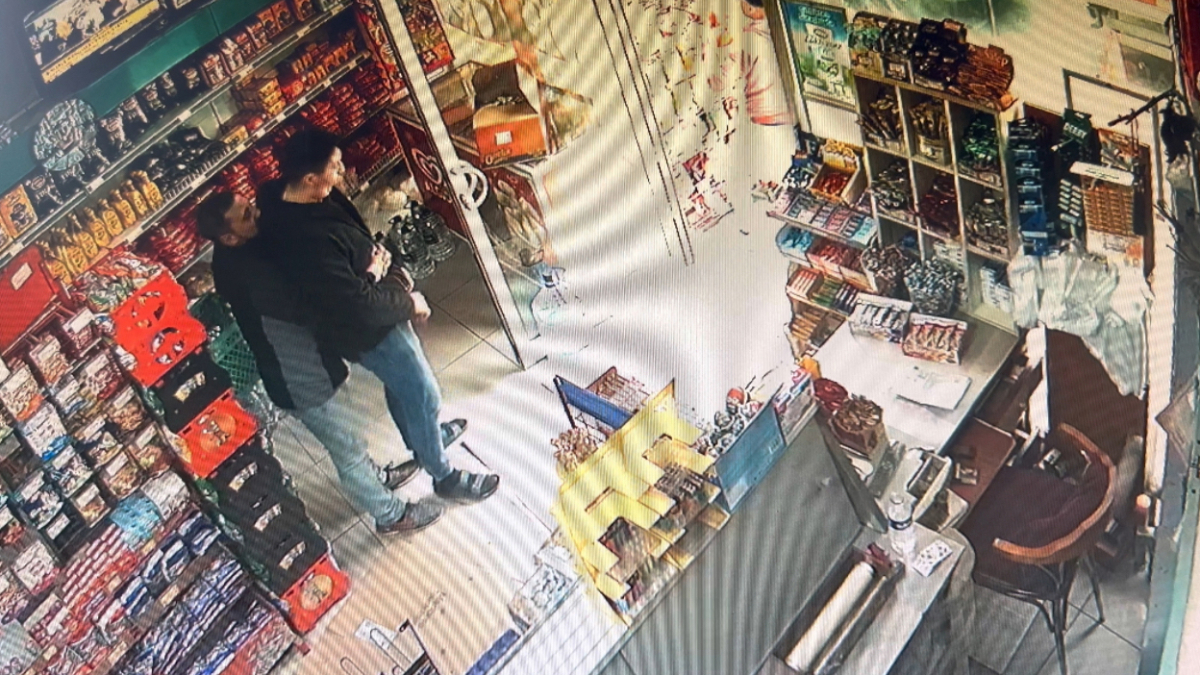 İstanbul'da boğazına ilaç kaçan müşterisini Heimlich manevrasıyla kurtardı