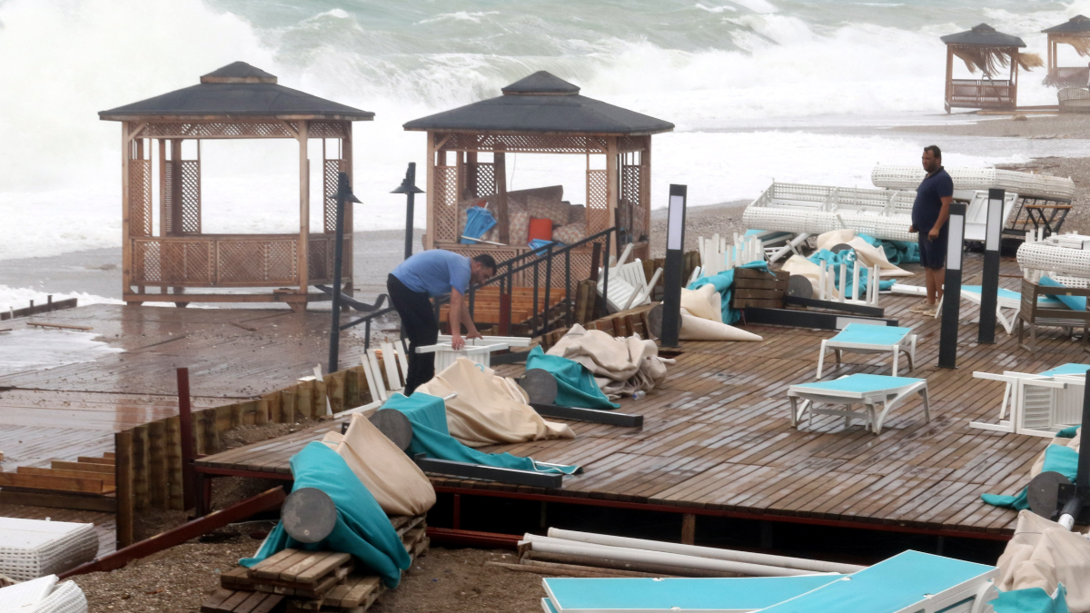 Antalya'yı hem yağmur hem fırtına vurdu