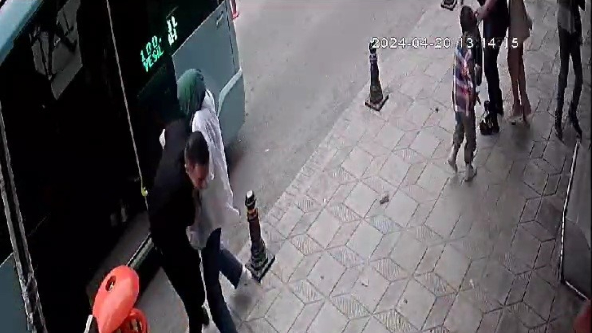 Karabük'te minibüsten inen yolcuların kafasına taş yağdı