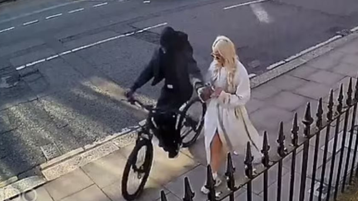 Londra'da yolda yürüyen kadının telefonu çalındı