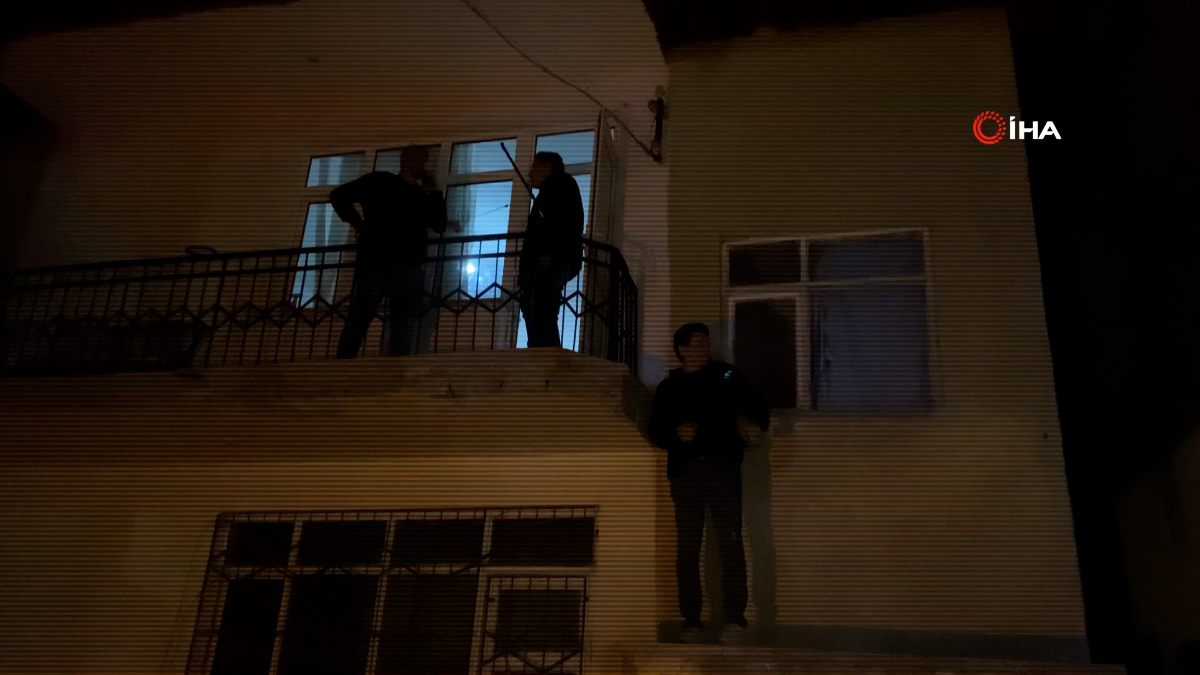 Aksaray'da suçüstü yakalanan hırsız, evin 2. katında mahsur kaldı