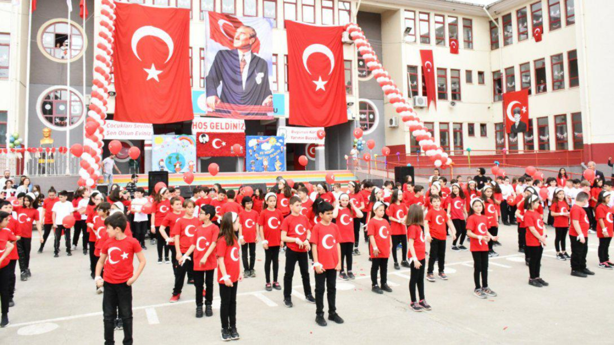 Yarın okullar yarım gün mü, tatil mi? 23 Nisan 2024 resmi tatil mi?