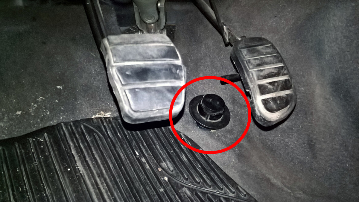 Otomatik arabalarda gaz pedalının altındaki bu tuş bakın ne işe yarıyor