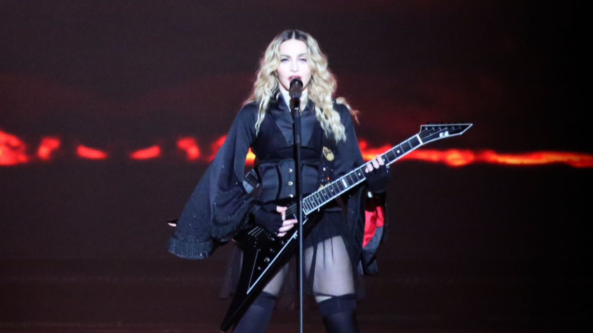 Madonna'ya ikinci dava şoku Sahneye yine geç çıktı