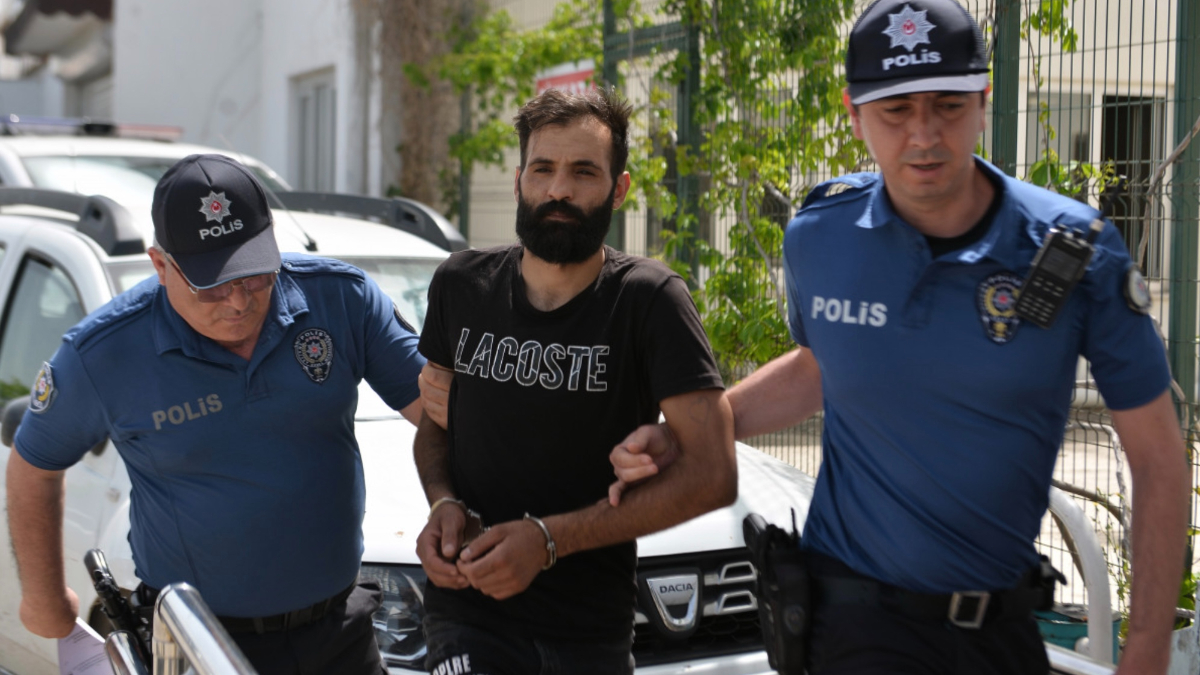 Adana'da karısıyla bastığı arkadaşını bıçakladı: Tutuklandı