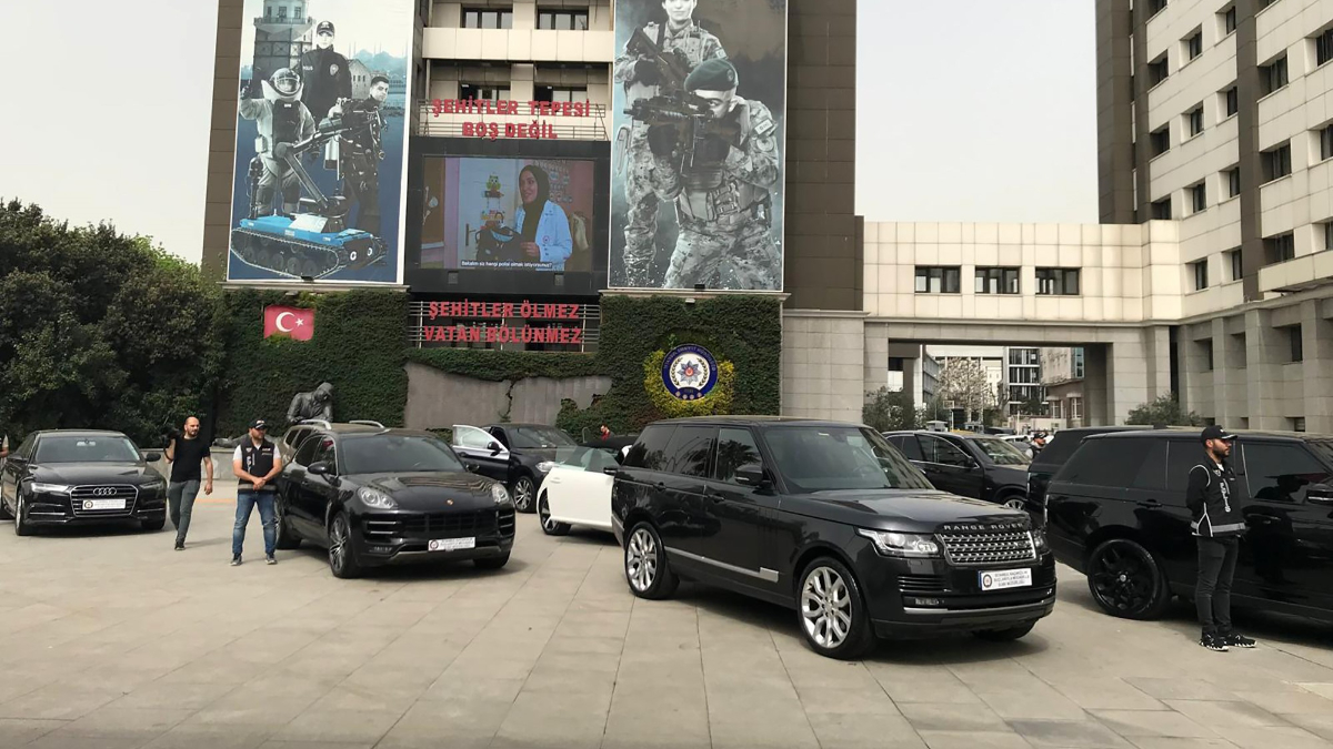 İstanbul'da lüks araç kaçakçılarına operasyon: 20 kişi yakalandı
