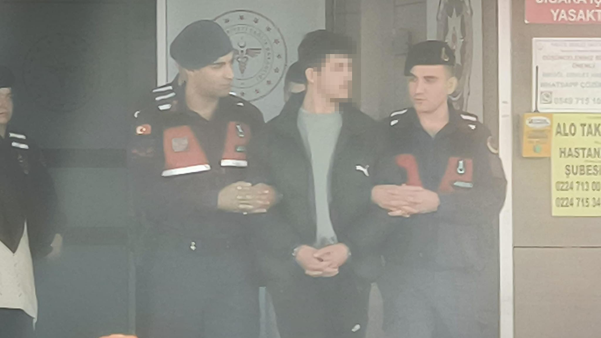 Bursa'da yan bakma kavgasında baba ve oğlunu bıçaklayan şüpheli yakalandı