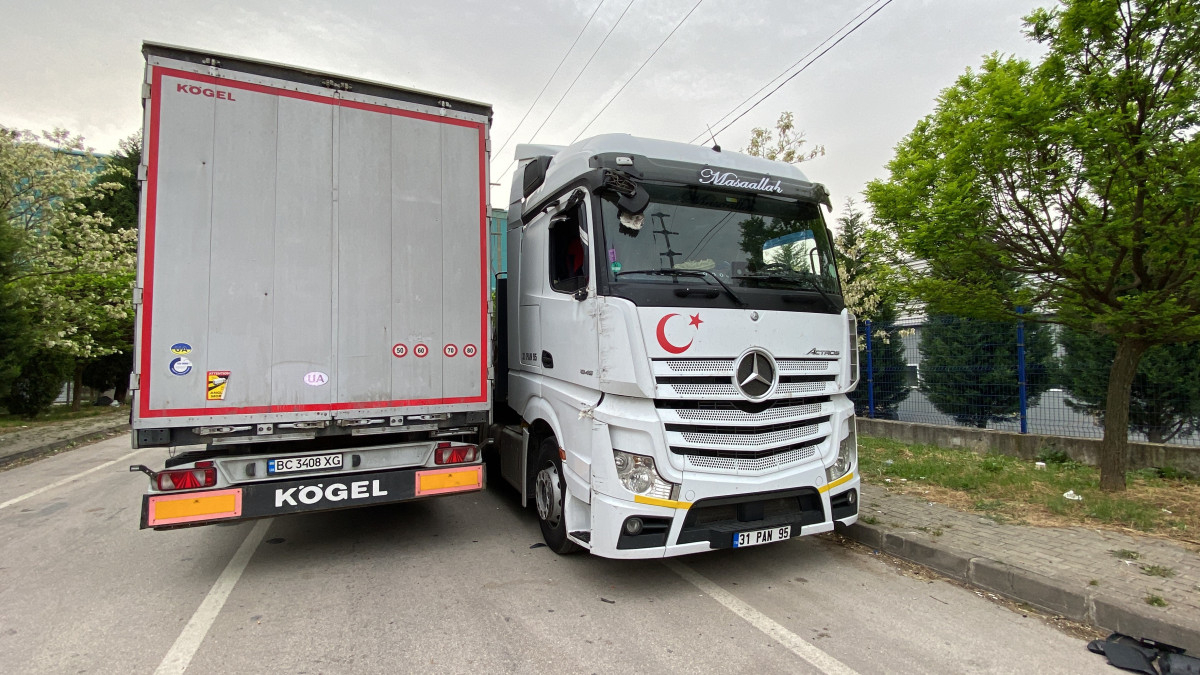 Kocaeli'de park halindeki tıra çarpınca 2.39 promil alkollü olduğu ortaya çıktı