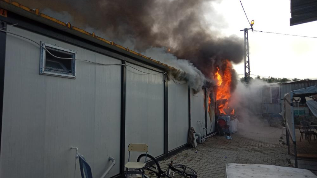 Hatay'da depremzedelerin kaldığı 4 konteyner yandı
