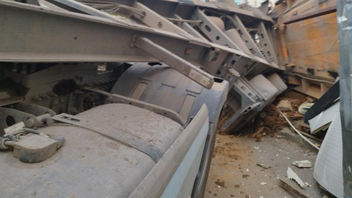 Kartal’da kamyonun dorsesinin altında kalan işçi hayatını kaybetti