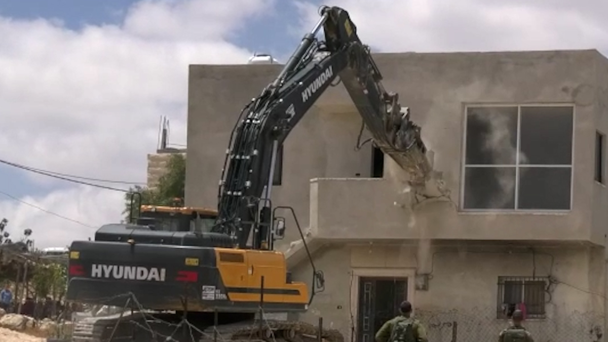İsrail, ruhsatsız inşa edildiği iddiasıyla Filistinli ailenin evini yıktı