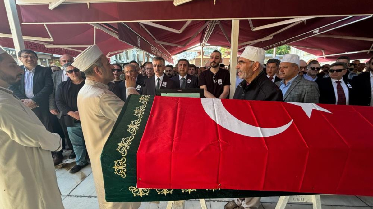 Eyüpsultan'da öğrencisi tarafından öldürülen okul müdürü toprağa verildi