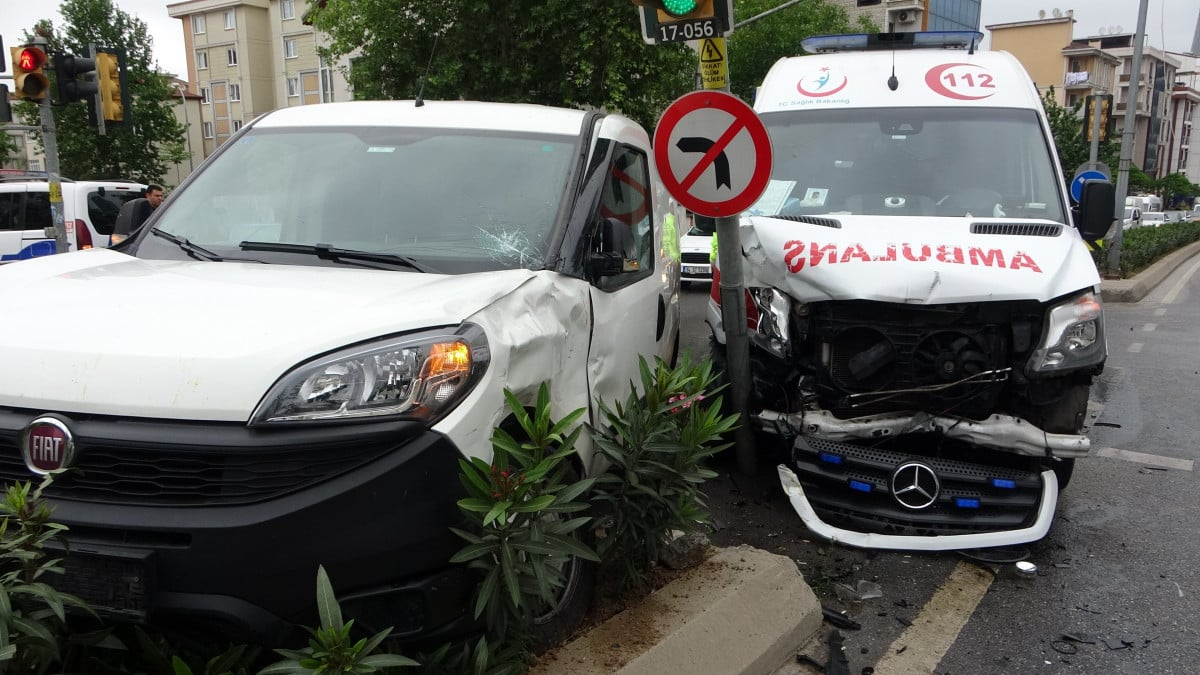 Kartal’da ambulans ile hafif ticari araç çarpıştı: 4 yaralı
