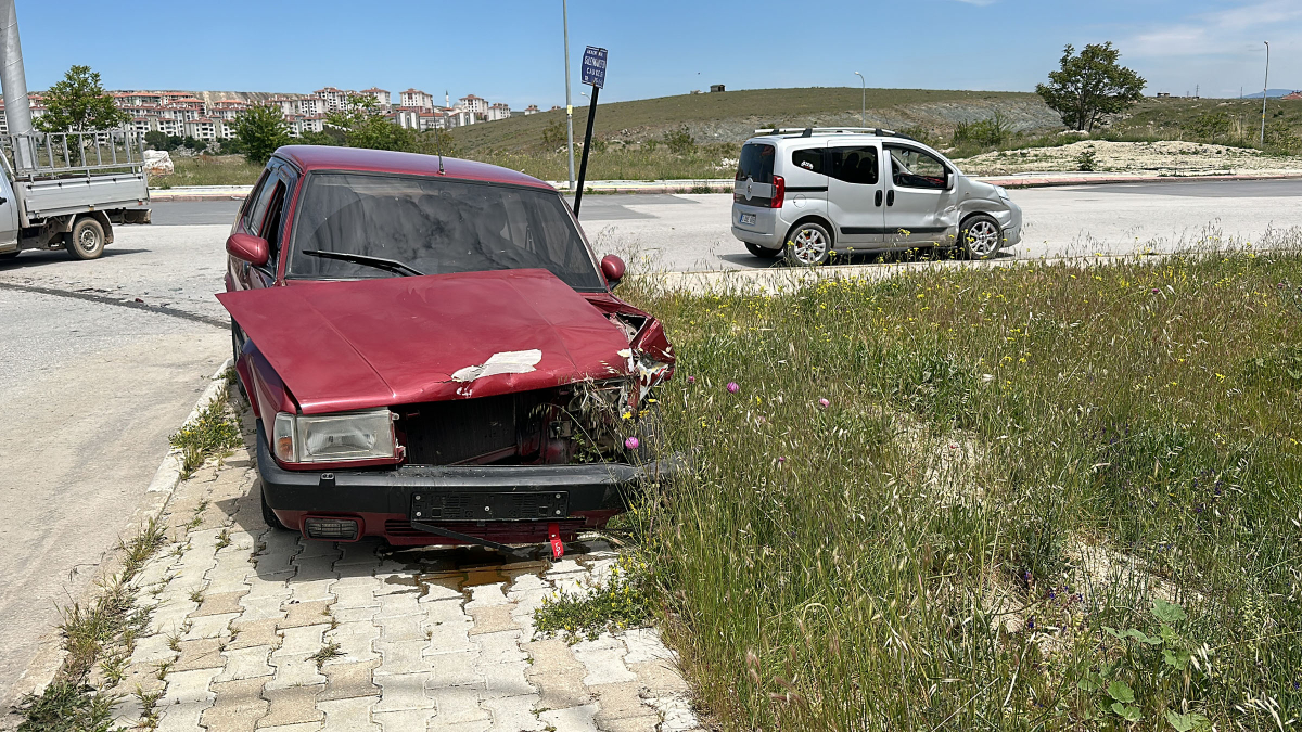 Kütahya'da 15 yaşındaki çocuk babasından gizlice aldığı aracıyla kaza yaptı