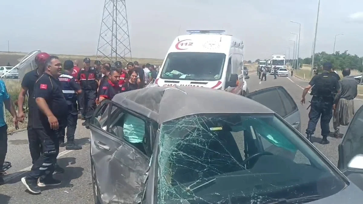 Diyarbakır'da otomobille çarpışan minibüs şarampole yuvarlandı 1 i ağır 4