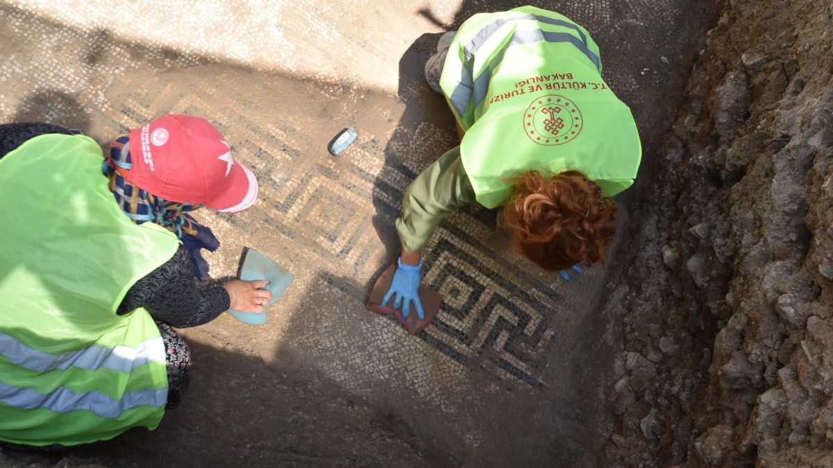 Antalya'da Side Antik Kenti'nde mozaik zemin keşfedildi