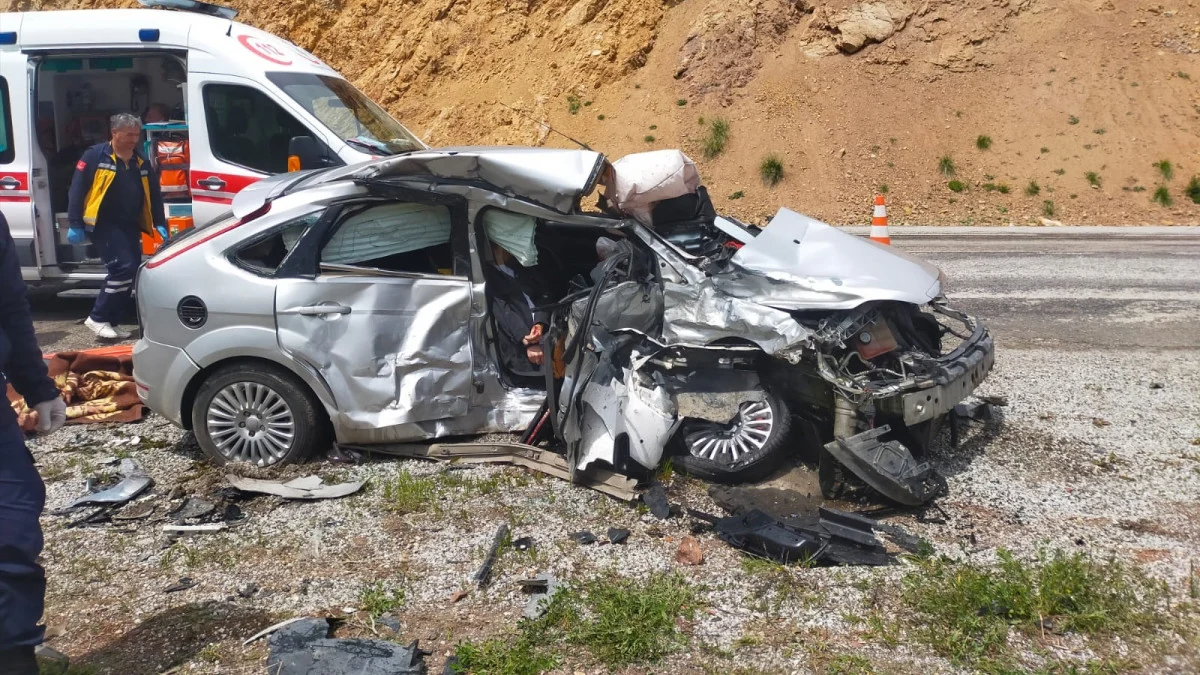 Sivas'ta kamyonetle otomobil çarpıştı 2 ölü 2 yaralı