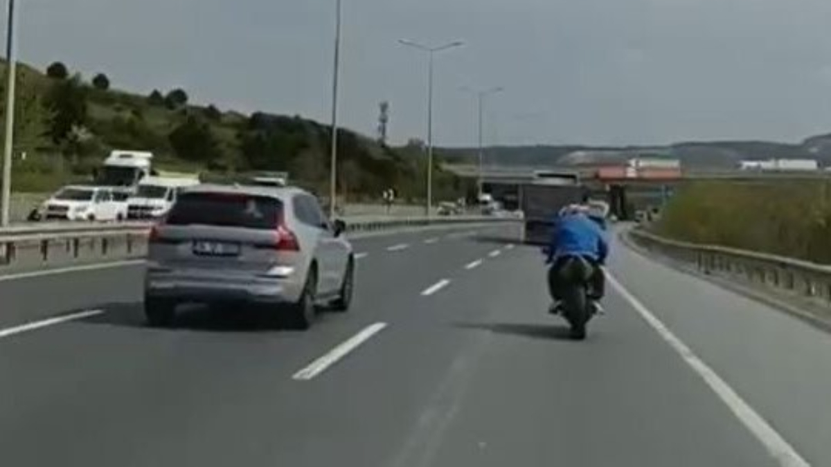 İstanbul Havalimanı yolunda motosiklet sürücüsünün tehlikeli hareketleri