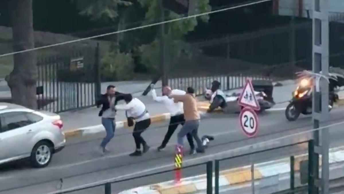 İstanbul’da sürücülerin yol verme kavgası İstanbul’da sürücülerin yol verme kavgası
