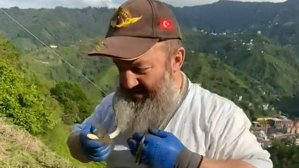 Rize’de tuttuğu yılanı kolye gibi boynuna doladı