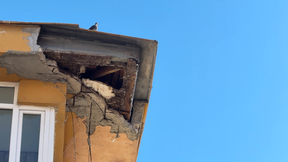 İstanbul’da 7 katlı binanın çatısındaki beton parçalar düştü