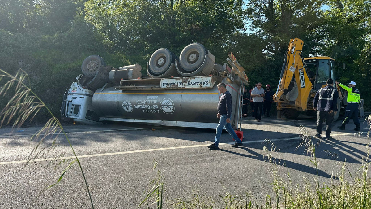 Sakarya’da devrilen tankerde sıkışan sürücü öldü
