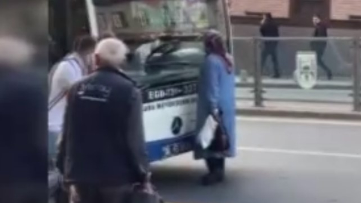 Ankara’da otobüse binmek isteyen kadın trafiği durdurdu