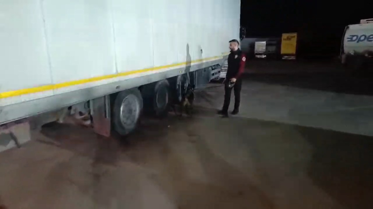 Şanlıurfa’da tırın dorsesinde 101 kilo uyuşturucu bulundu