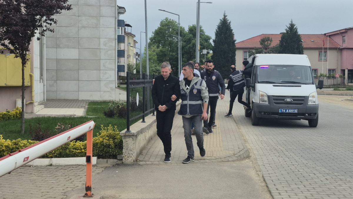 Bartın’da sahte polislerin 3 milyon liralık dolandırıcılığı engellendi Bartın’da sahte polislerin 3 milyon liralık dolandırıcılığı engellendi